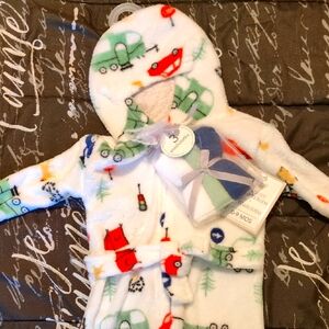 Modern Baby White Cozy Hooded Baby Robe with Fun Print/Washcloths 0-9 Mos